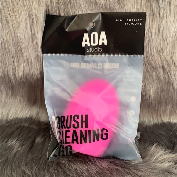 Hot Pink Brush Cleansing Egg - Picture 3 of 4
